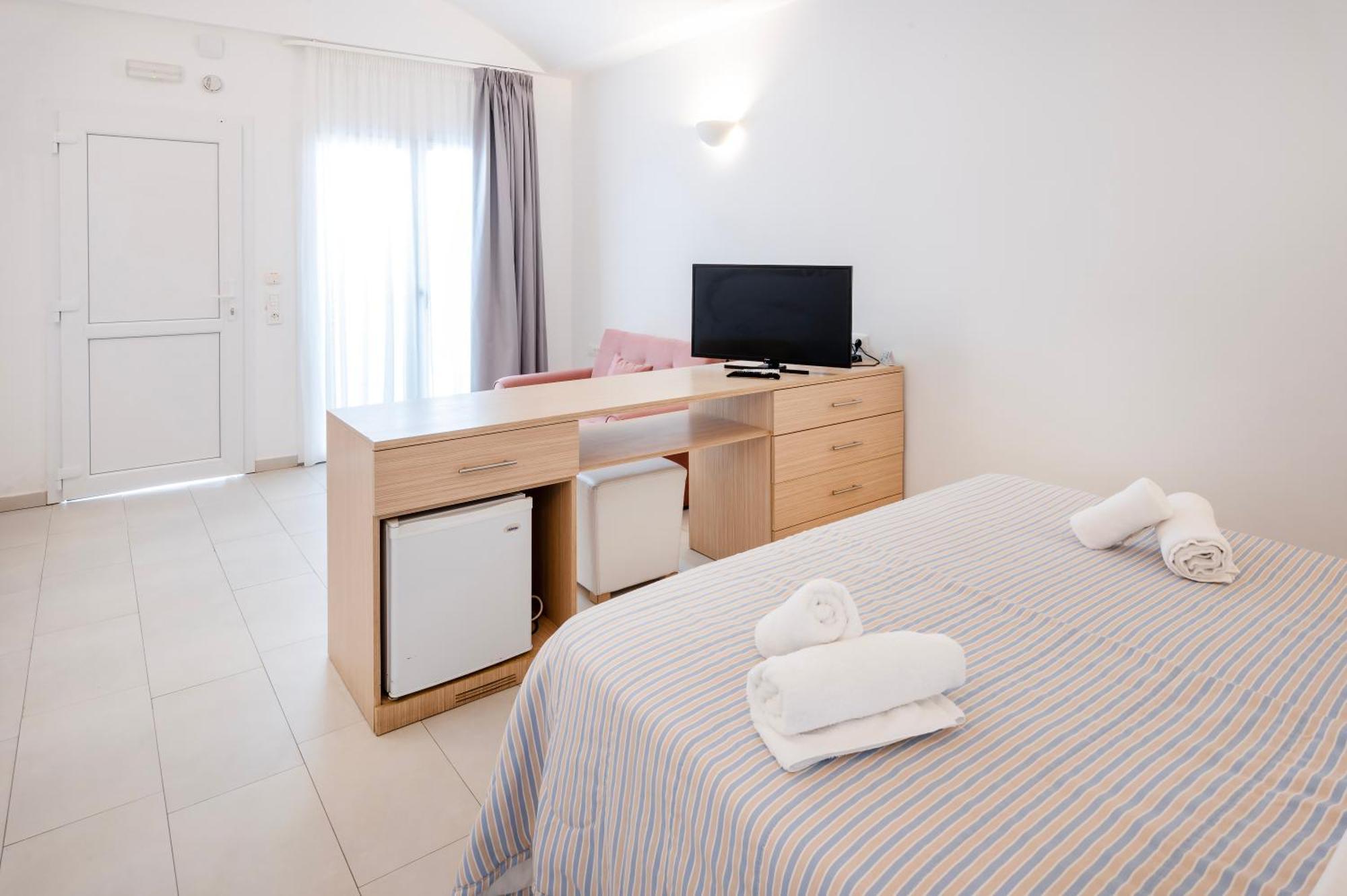 Orizontes Hotel Santorini Pýrgos エクステリア 写真